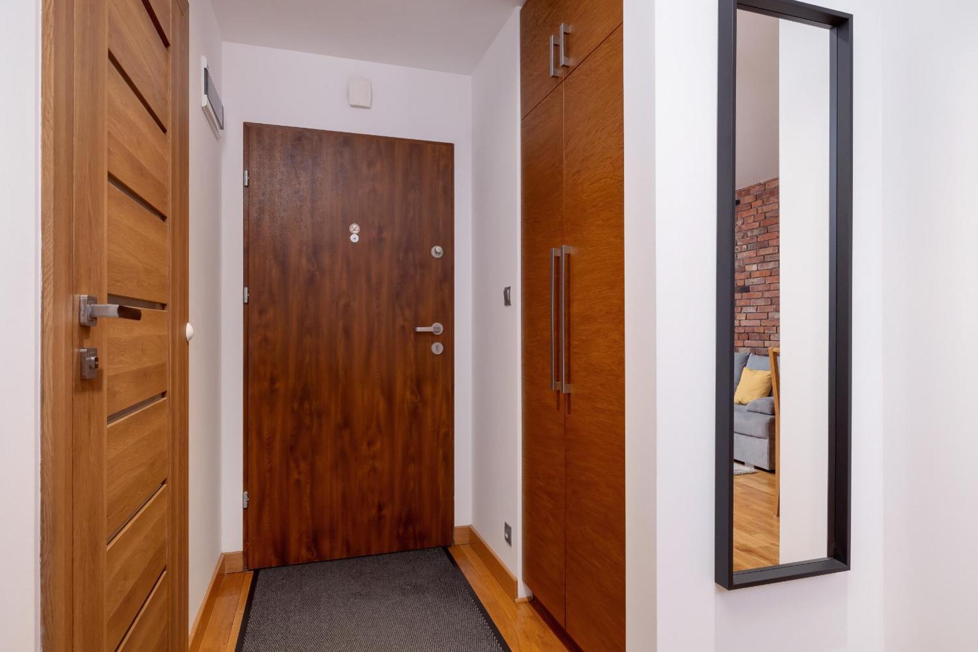 Apartment Industrial Fredry With Parking By Renters